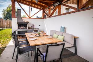 patio con mesa, sillas y fogones en Bauernhaus Bichl, en Sankt Johann im Pongau