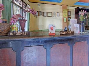 una sbarra con due cartelli sopra di OYO 92849 Hotel Dienda Hayu a Lombok