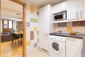 een keuken met een wasmachine en een magnetron bij Euskalduna - baskeyrentals in Zarautz