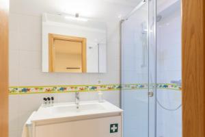 een badkamer met een wastafel en een douche bij Euskalduna - baskeyrentals in Zarautz