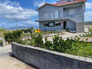 una casa a un lado de la carretera en Mar de Queiruga 22 Tarrío, en Porto do Son