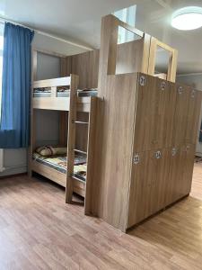 Cette chambre comprend 2 lits superposés et 2 lits superposés. dans l'établissement Hostel64, à Almaty