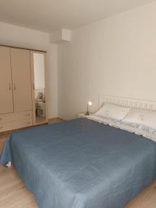 a bedroom with a large bed with a blue blanket at Apartment Karlo, Pula in Pula