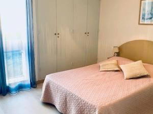 Posteľ alebo postele v izbe v ubytovaní Appartement F2 avec terrasse, parking, ascenseur et WIFI - Animaux acceptés - Amélie-les-Bains - FR-1-703-86