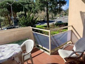 Balkón alebo terasa v ubytovaní Appartement F2 avec terrasse, parking, ascenseur et WIFI - Animaux acceptés - Amélie-les-Bains - FR-1-703-86