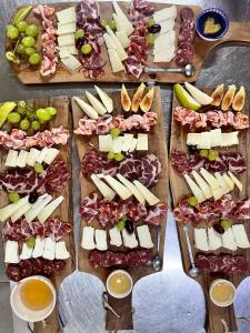 una mesa cubierta con diferentes tipos de queso y uvas en Casale Giancesare Villa Agricola, en Capaccio-Paestum