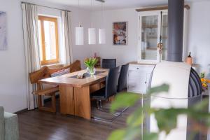 - une salle à manger avec une table et des chaises en bois dans l'établissement Ferienwohnung Falltannach, à Sonthofen