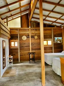 Cette chambre comprend 2 lits et une table. dans l'établissement La posada de Mary, à Montañita