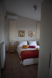 - une chambre avec un lit et 2 serviettes dans l'établissement VILLA DEEP BLUE, à Aghia Marina