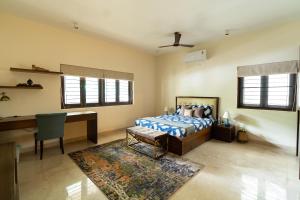 バンガロールにあるLuho 125のベッドルーム1室(ベッド1台、デスク、テーブル付)