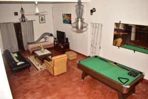 - un salon avec un billard dans l'établissement Villa ZAKIA, à Madirokely