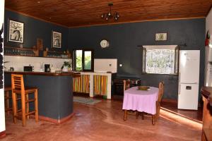 - une cuisine avec une table et un comptoir dans l'établissement Villa ZAKIA, à Madirokely