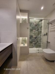 een witte badkamer met een douche en een toilet bij APARTMENT ANDROMEDA in Bari