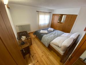 - une petite chambre avec un lit et du parquet dans l'établissement Pleistos Valley 1, à Arachova