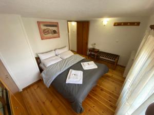 ein Schlafzimmer mit einem Bett mit zwei Papieren drauf in der Unterkunft Pleistos Valley 1 in Arachova