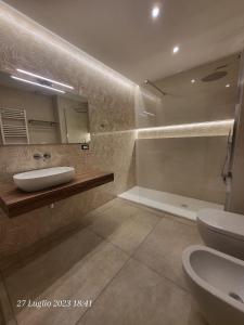 uma casa de banho com um lavatório, um WC e uma banheira em APARTMENT ANDROMEDA em Bari