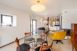 Χώρος καθιστικού στο Maison chaleureuse en centre village avec cheminée +30 φωτογραφίες