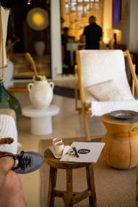 una mesa con una taza de café y una silla en ZOE ALAÇATI en Alacati