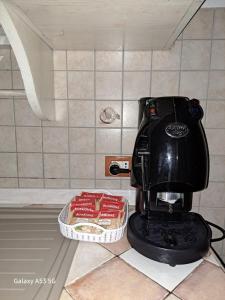 聖多納托的住宿－La casa di là.，台面上的一个黑色咖啡壶