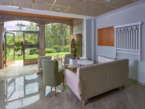 a living room with a couch and a table and chairs at Casa Río Samo in Garabanja