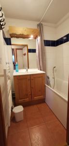 une salle de bains avec lavabo, baignoire et toilettes dans l'établissement Les Balcons du Soleil Appt303 à100m pistes 2 chambres parking couvert WIFI, à Orcières