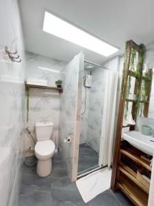 Cozy chic Silom townhouse studio 2-4 في بانكوك: حمام مع مرحاض ودش ومغسلة