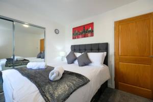 sypialnia z dużym łóżkiem z dużym lustrem w obiekcie Super Prime East Coast Explorer - Inverkeithing w mieście Inverkeithing