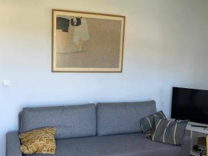 a living room with a couch and a picture on the wall at Mar de Queiruga: 12 Nadelas in Porto do Son +16 photos
