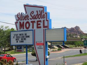 a sign for a motel on the side of a road at Silver Saddle Motel in Manitou Springs