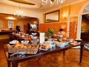 ein Buffet mit Speisen auf einem Tisch im Zimmer in der Unterkunft Avenue Hotel by F-Hotels in Blankenberge