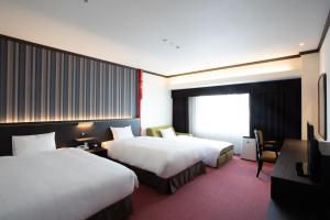 Postel nebo postele na pokoji v ubytování Kobe Seishin Oriental Hotel
