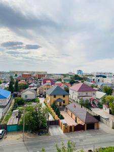 - une vue aérienne sur une ville avec des maisons dans l'établissement 1-комнатная квартира, à Pavlodar