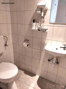 y baño con aseo y lavamanos. en Loft House Budapest, en Budapest