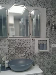 a bathroom with a blue sink and a mirror at Kleine Villa - ganzes Stadthäuschen für Gruppen Familien oder nur zu Zweit in Bamberg