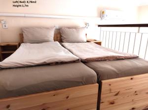Postel nebo postele na pokoji v ubytování Loft House Budapest