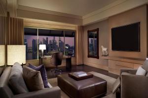 TV a/nebo společenská místnost v ubytování The Ritz-Carlton, Millenia Singapore