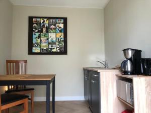 't stippie في Koewacht: مطبخ مع طاولة وصورة على الحائط