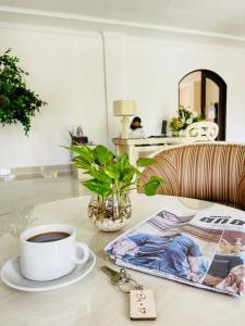 - une table avec une tasse de café et un magazine dans l'établissement aresidencia sei putih, à Medan