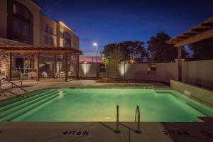 uma piscina no meio de um edifício à noite em SpringHill Suites by Marriott Dallas Rockwall em Rockwall