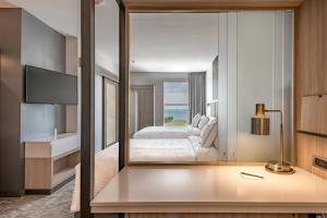 Postel nebo postele na pokoji v ubytování SpringHill Suites by Marriott Dallas Rockwall