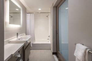 Koupelna v ubytování SpringHill Suites by Marriott Dallas Rockwall