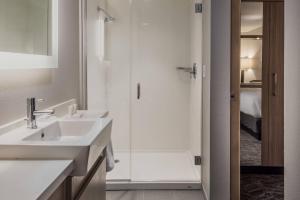 Koupelna v ubytování SpringHill Suites by Marriott Dallas Rockwall