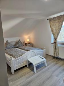 a bedroom with a white bed and a window at Casa Rares in Wintrich