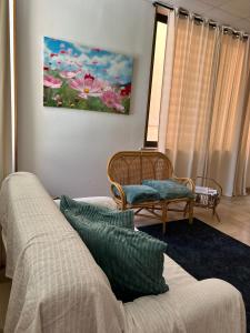 sala de estar con sofá y 2 sillas en Hotel Sylva, en Cattolica