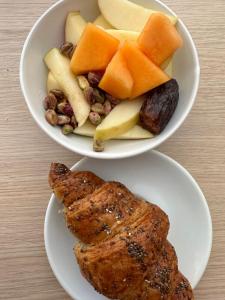 dos tazones de comida con carne, frutas y frutos secos en Hotel Sylva, en Cattolica