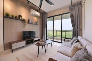 een woonkamer met een bank en een tv bij 09 forest city homestay-温馨小筑 in Johor Bahru
