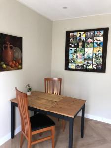 een eettafel met 2 stoelen en een houten tafel bij 't stippie in Koewacht