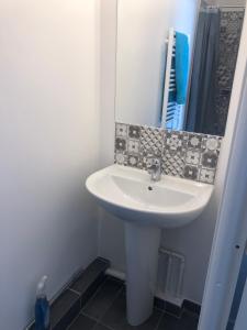 ナンテールにあるGrande chambre avec salle de bain privative à Nanterre Préfecture proche La Défense Aréna Campus SNCF et Parisのバスルーム(洗面台、鏡付)