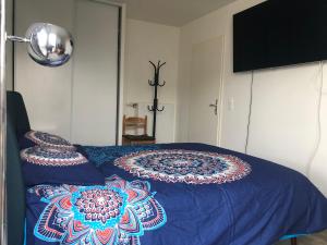 Postel nebo postele na pokoji v ubytování Grande chambre 14 m2 avec salle de bain privative à Nanterre Préfecture proche La Défense Aréna Campus SNCF et Paris