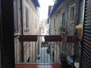 een uitzicht vanuit een raam van een steeg met gebouwen bij Bee Happy BnB in Campagnano di Roma